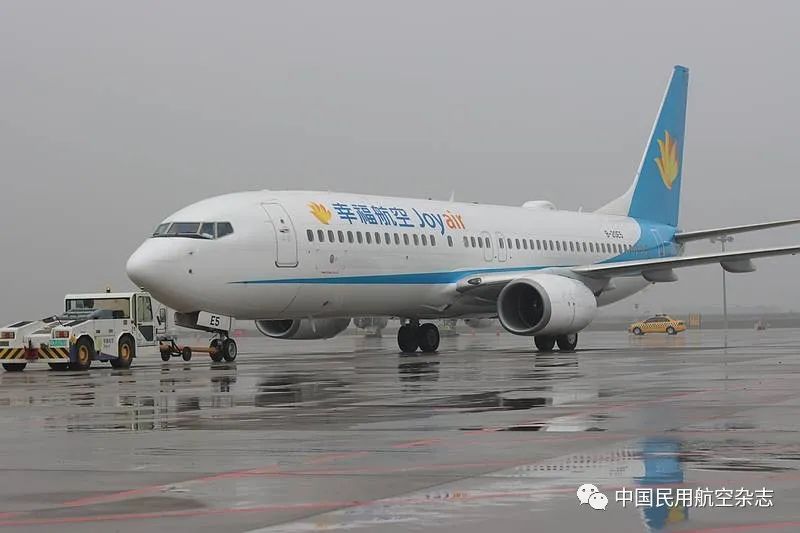 8月21日,幸福航空jr1590航班迎来了一位独自出行的小旅客.